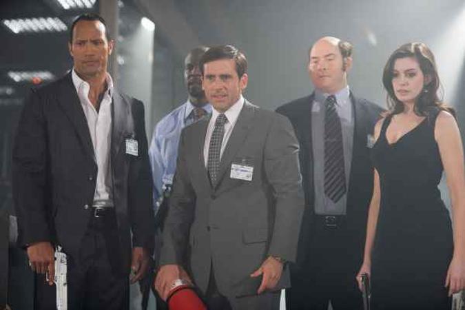 O filme conta com Steve Carell, Anne Hathaway e The Rock no elenco(foto: Warner Bros./Divulgação) O filme conta com Steve Carell, Anne Hathaway e The Rock no elenco(foto: Warner Bros./Divulgação)