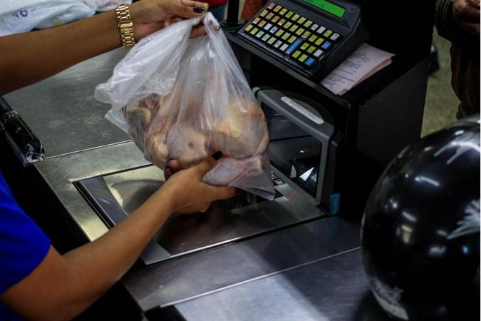 Regras valem para embalagens originais das mercadorias, de produtos alimentícios a granel e de produtos alimentícios que vertam água(foto: Arthur Menescal/Esp. CB/D.A Press) Regras valem para embalagens originais das mercadorias, de produtos alimentícios a granel e de produtos alimentícios que vertam água(foto: Arthur Menescal/Esp. CB/D.A Press)