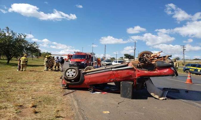 O motorista de 59 anos perdeu o controle da direção e capotou o carro(foto: CBMDF/Divulgação) O motorista de 59 anos perdeu o controle da direção e capotou o carro(foto: CBMDF/Divulgação)