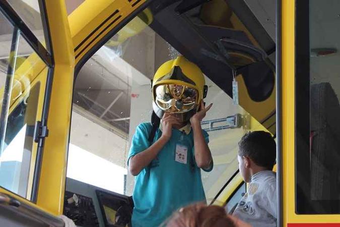 Na ocasião, criançada entrou nos veículos de emergência dos bombeiros do aeródromo e puderam experimentar os equipamentos(foto: Inframerica/Divulgação) Na ocasião, criançada entrou nos veículos de emergência dos bombeiros do aeródromo e puderam experimentar os equipamentos(foto: Inframerica/Divulgação)