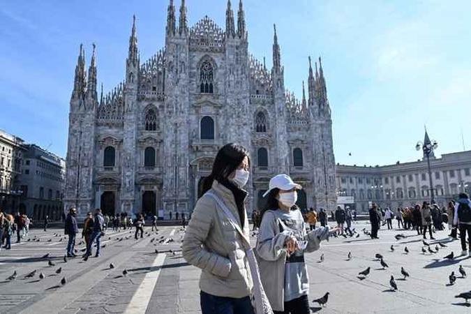 No centro de Milão, a catedral Duomo foi fechada após medidas de segurança tomadas no norte da Itália contra o COVID-19, o novo coronavírus.(foto: ANDREAS SOLARO / AFP) No centro de Milão, a catedral Duomo foi fechada após medidas de segurança tomadas no norte da Itália contra o COVID-19, o novo coronavírus.(foto: ANDREAS SOLARO / AFP)