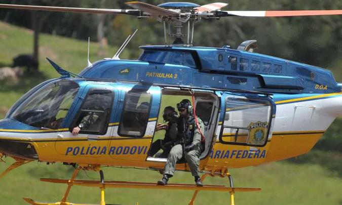 Um agente armado com fuzil mirava, de dentro do helicóptero, locais onde enxergava animais na lama. E disparava(foto: Alexandre Guzanshe/EM/DA Press) Um agente armado com fuzil mirava, de dentro do helicóptero, locais onde enxergava animais na lama. E disparava(foto: Alexandre Guzanshe/EM/DA Press)