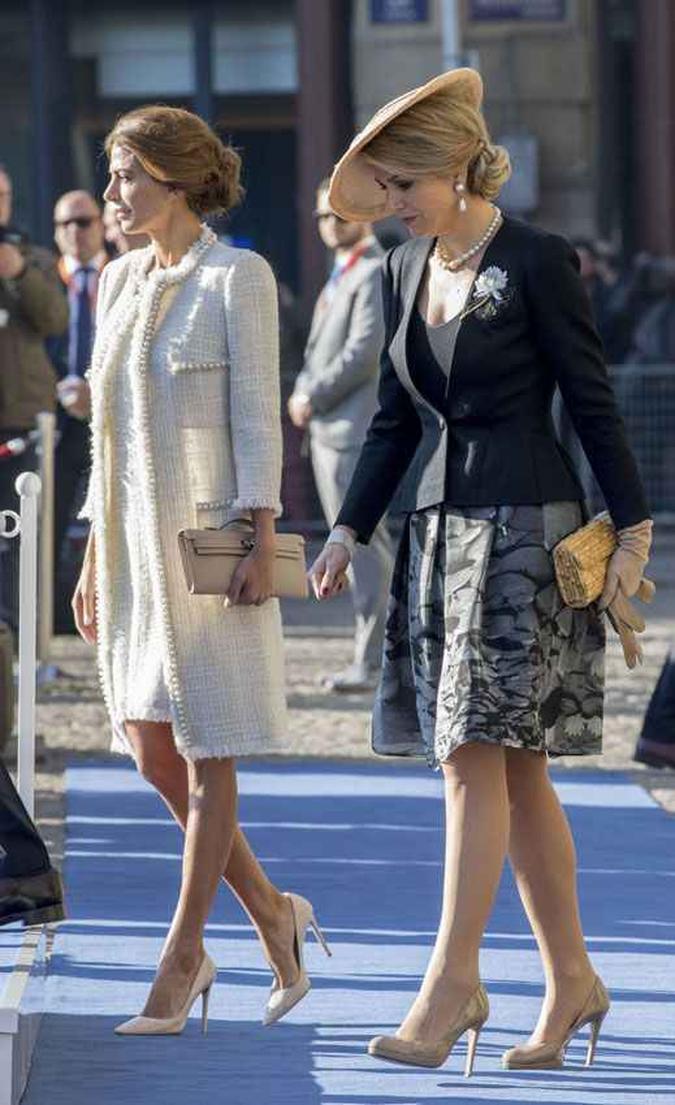 A consultora de imagem Angela Quinto afirma que a primeira-dama argentina, Juliana Awada (e), é um exemplo de elegância a ser seguido. Na foto, com a rainha Máxima da Holanda, ambas estão com modelos midi e scarpins nude - indicações para a posse presidencial(foto: Pinterest/Reprodução) A consultora de imagem Angela Quinto afirma que a primeira-dama argentina, Juliana Awada (e), é um exemplo de elegância a ser seguido. Na foto, com a rainha Máxima da Holanda, ambas estão com modelos midi e scarpins nude - indicações para a posse presidencial(foto: Pinterest/Reprodução)