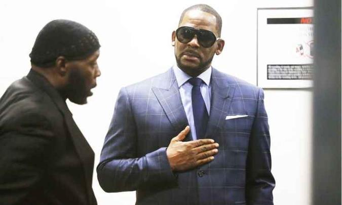 R. Kelly (D) prestou depoimento à Justiça na última quarta-feira(foto: Nuccio Dinuzzo/AFP) R. Kelly (D) prestou depoimento à Justiça na última quarta-feira(foto: Nuccio Dinuzzo/AFP)
