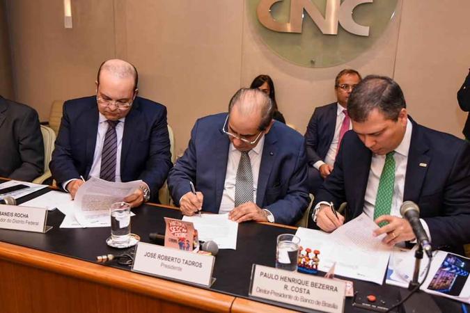 Da esq. para a dir.: o governador Ibaneis Rocha, o presidente da CNC, José Roberto Tadros, e o diretor-presidente do BRB, Paulo Henrique Costa(foto: Divulgação/CNC) Da esq. para a dir.: o governador Ibaneis Rocha, o presidente da CNC, José Roberto Tadros, e o diretor-presidente do BRB, Paulo Henrique Costa(foto: Divulgação/CNC)