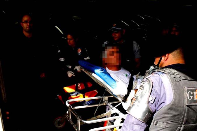 Ele precisou ser contido por policiais militares e foi, inicialmente, encaminhado para o Hospital de Base(foto: Ana Rayssa/Esp. CB/D.A Press) Ele precisou ser contido por policiais militares e foi, inicialmente, encaminhado para o Hospital de Base(foto: Ana Rayssa/Esp. CB/D.A Press)