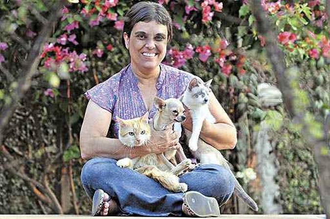 Káthia Regina Vieira, com três dos animais resgatados por ela: há cerca de seis anos, a professora se dedica a cuidar de bichos que acumulam sequelas decorrentes de maus-tratos (foto: Antonio Cunha/Esp. CB/D.A Press) Káthia Regina Vieira, com três dos animais resgatados por ela: há cerca de seis anos, a professora se dedica a cuidar de bichos que acumulam sequelas decorrentes de maus-tratos (foto: Antonio Cunha/Esp. CB/D.A Press)