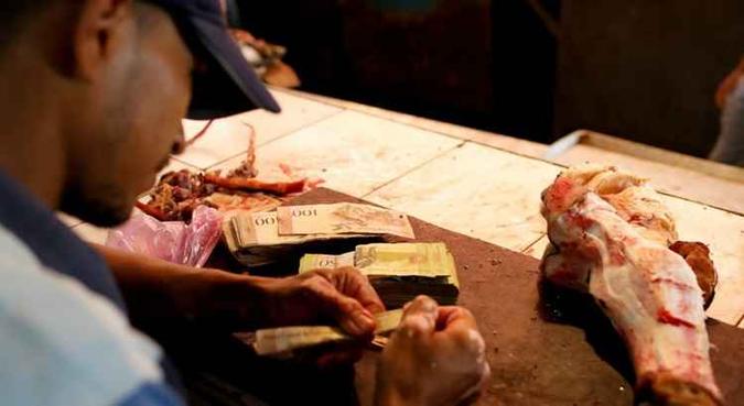 Pelo menos quatro açougues vendem carne apodrecida em Las Pulgas, o mercado central de Maracaibo(foto: Reuters) Pelo menos quatro açougues vendem carne apodrecida em Las Pulgas, o mercado central de Maracaibo(foto: Reuters)