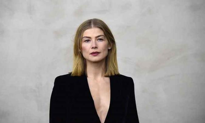 A cientista é interpretada pela atriz Rosamund Pike (foto: ANDREAS SOLARO/AFP) A cientista é interpretada pela atriz Rosamund Pike (foto: ANDREAS SOLARO/AFP)