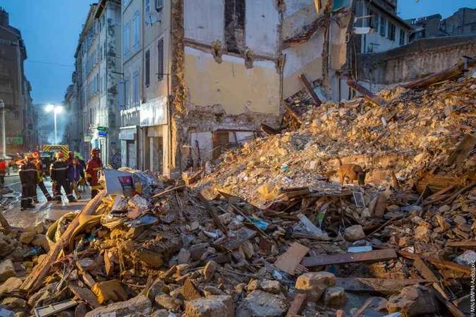 Várias testemunhas relataram a possível presença de pessoas nos prédios no momento da queda(foto: AFP) Várias testemunhas relataram a possível presença de pessoas nos prédios no momento da queda(foto: AFP)