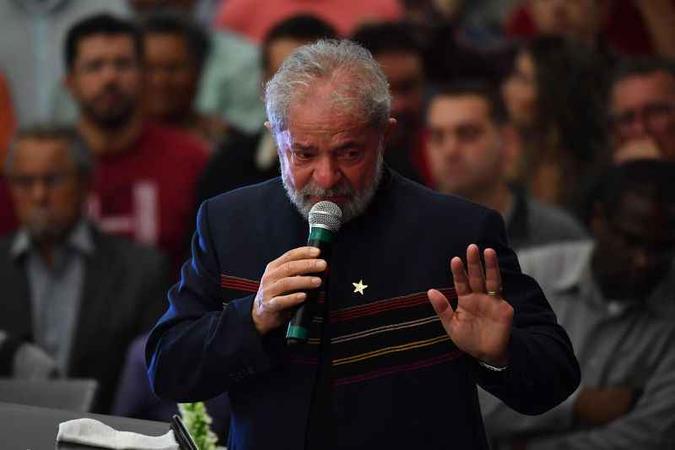 Na carta, Lula também agradece pela blusa que Wagner lhe deu de presente(foto: Nelson Almeida/AFP) Na carta, Lula também agradece pela blusa que Wagner lhe deu de presente(foto: Nelson Almeida/AFP)