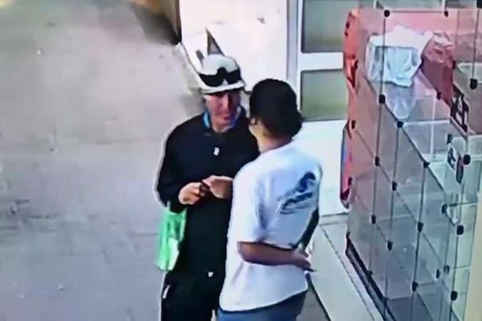 Suspeito, de boné branco e casaco preto, teria discutido com a vítima, de camiseta branca, antes do crime(foto: PCDF/Divulgação) Suspeito, de boné branco e casaco preto, teria discutido com a vítima, de camiseta branca, antes do crime(foto: PCDF/Divulgação)