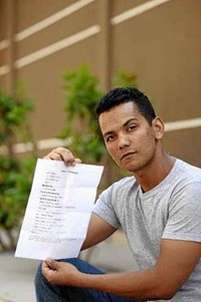 Aos 25 anos, Manuel amargou a primeira demissão: a empresa em que ele trabalhava fechou este mês. Agora, ele dispara currículos e está vivendo de bicos(foto: Carlos Vieira) Aos 25 anos, Manuel amargou a primeira demissão: a empresa em que ele trabalhava fechou este mês. Agora, ele dispara currículos e está vivendo de bicos(foto: Carlos Vieira)