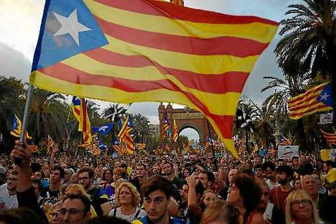 Nacionalistas se reúnem sob a bandeira da Catalunha em manifestação pela proclamação da independência: separatismo desafia a unidade do reino espanhol(foto: Jorge Guerrero/AFP) Nacionalistas se reúnem sob a bandeira da Catalunha em manifestação pela proclamação da independência: separatismo desafia a unidade do reino espanhol(foto: Jorge Guerrero/AFP)