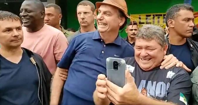 Bolsonaro ao lado do apoiador, que, na verdade, nasceu no Rio Grande do Norte(foto: Reprodução/Facebook) Bolsonaro ao lado do apoiador, que, na verdade, nasceu no Rio Grande do Norte(foto: Reprodução/Facebook)