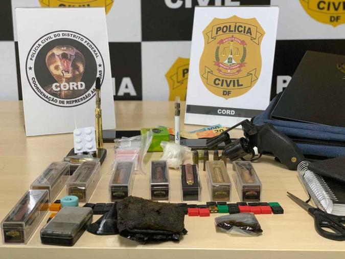 Produtos encontrados com o jovem durante mandado de busca e apreensão da PCDF. Entre as drogas encontradas, havia haxixe, cocaína e cigarros eletrônicos com alto teor de THC(foto: Divulgação/PCDF) Produtos encontrados com o jovem durante mandado de busca e apreensão da PCDF. Entre as drogas encontradas, havia haxixe, cocaína e cigarros eletrônicos com alto teor de THC(foto: Divulgação/PCDF)