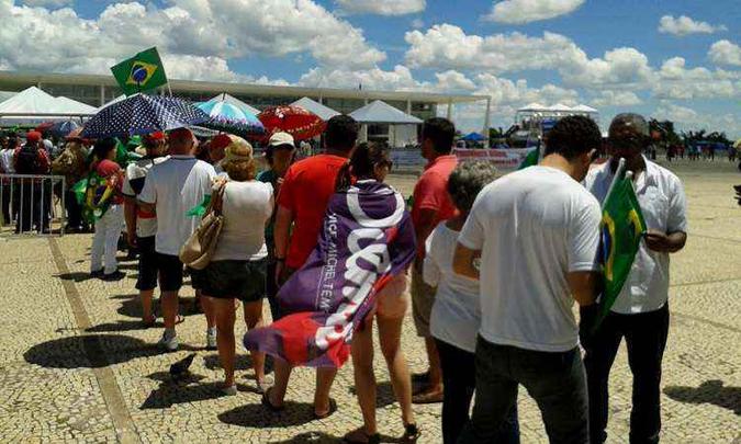 Pessoas formam fila para entrar na área mais próxima ao Palácio do Planalto. Todos têm de passar pela revista e detector de metais(foto: Étore Medeiros/CB/DA Press) Pessoas formam fila para entrar na área mais próxima ao Palácio do Planalto. Todos têm de passar pela revista e detector de metais(foto: Étore Medeiros/CB/DA Press)