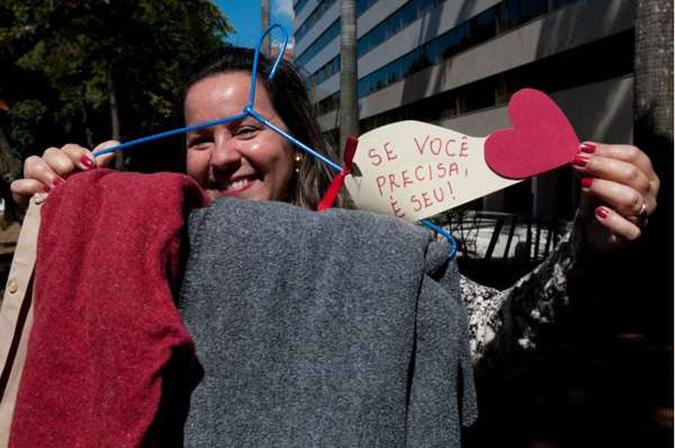 A psicóloga Alana Dias Mendes teve a ideia de colocar casacos em cabides e espalha-los pela cidade: inspiração veio da internet(foto: Janine Moraes/CB/DA Press) A psicóloga Alana Dias Mendes teve a ideia de colocar casacos em cabides e espalha-los pela cidade: inspiração veio da internet(foto: Janine Moraes/CB/DA Press)