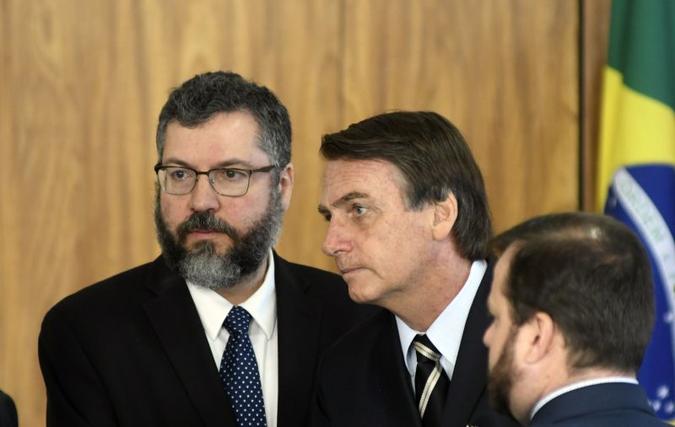 Bolsonaro, ao lado do chanceler, Ernesto Araújo ontem: a ideia é mostrar que as mudanças previdenciárias serão amargas, mas urgentes e necessárias(foto: Ed Alves/CB/D.A Press) Bolsonaro, ao lado do chanceler, Ernesto Araújo ontem: a ideia é mostrar que as mudanças previdenciárias serão amargas, mas urgentes e necessárias(foto: Ed Alves/CB/D.A Press)