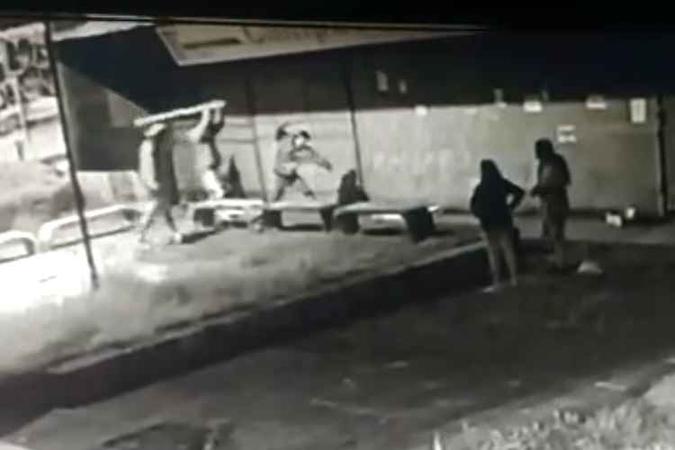 Enquanto três pessoas espancavam a vítima, outras duas observavam sem interferir ou ligar para a polícia(foto: Reprodução) Enquanto três pessoas espancavam a vítima, outras duas observavam sem interferir ou ligar para a polícia(foto: Reprodução)