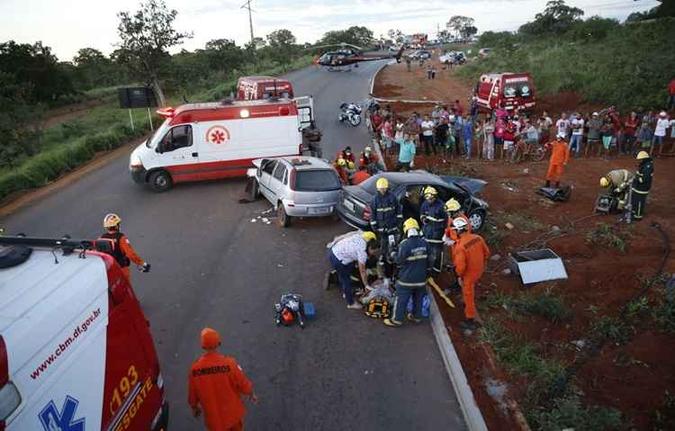 Pelo impacto, a parte frontal de ambos veículos ficou destruída. (foto: Divulgação/CBMDF) Pelo impacto, a parte frontal de ambos veículos ficou destruída. (foto: Divulgação/CBMDF)