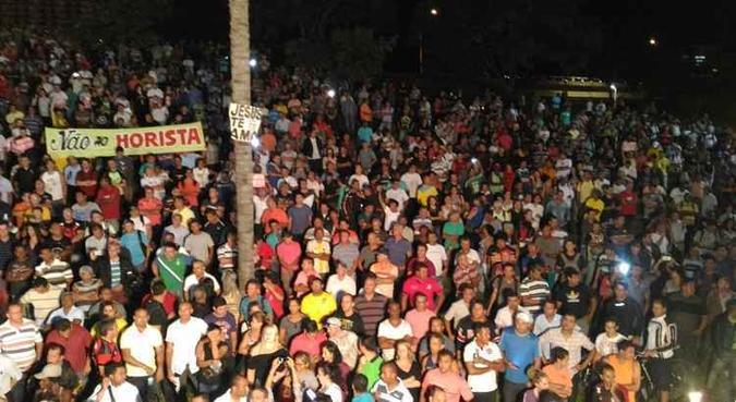 Cerca de 8 mil trabalhadores lotaram a assembleia. Segundo o sindicato, 20 mil devem cruzar os braços a partir de quarta-feira (19)(foto: Sindevs/Divulgação) Cerca de 8 mil trabalhadores lotaram a assembleia. Segundo o sindicato, 20 mil devem cruzar os braços a partir de quarta-feira (19)(foto: Sindevs/Divulgação)