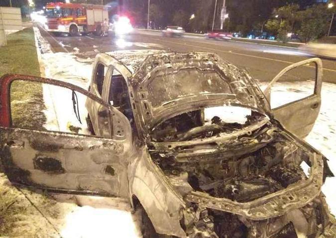O carro perdeu a força e parou. Após descer, a motorista percebeu que o veículo estava pegando fogo(foto: CBMDF/Divulgação) O carro perdeu a força e parou. Após descer, a motorista percebeu que o veículo estava pegando fogo(foto: CBMDF/Divulgação)