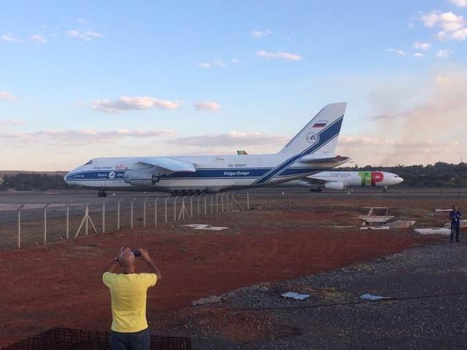 O Antonov-124 foi motivo de tietagem por parte de curiosos, na capital(foto: Minervino Junior/CB/D.A Press) O Antonov-124 foi motivo de tietagem por parte de curiosos, na capital(foto: Minervino Junior/CB/D.A Press)