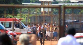A situação no momento está controlada e os detentos feridos já receberam atendimento médico e retornaram para a unidade(foto: Claudio Reis/O Popular/AFP) A situação no momento está controlada e os detentos feridos já receberam atendimento médico e retornaram para a unidade(foto: Claudio Reis/O Popular/AFP)