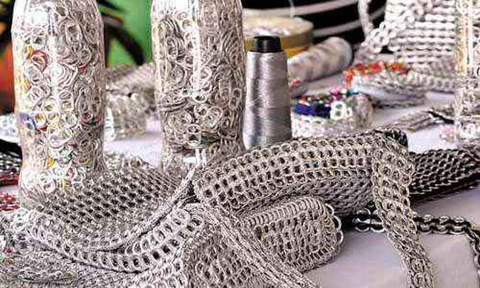 Minucioso, o trabalho das artesãs do Gama exige muita atenção e capricho. Para fabricar bolsas, cintos e outros objetos, elas gastam aproximadamente 100kg de lacre de alumínio por mês(foto: Ed Alves/CB/D.A Press) Minucioso, o trabalho das artesãs do Gama exige muita atenção e capricho. Para fabricar bolsas, cintos e outros objetos, elas gastam aproximadamente 100kg de lacre de alumínio por mês(foto: Ed Alves/CB/D.A Press)