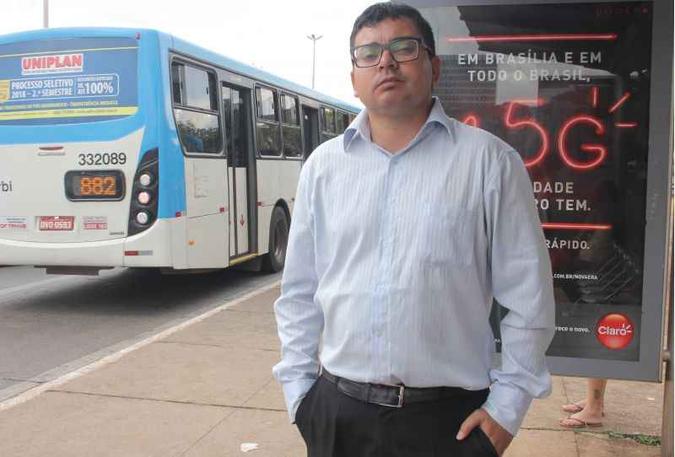 O autônomo Jurandir Rodrigues critica o sistema de transporte: tarifa cara e ônibus em más condições(foto: Barbara Cabral/Esp. CB/D.A Press) O autônomo Jurandir Rodrigues critica o sistema de transporte: tarifa cara e ônibus em más condições(foto: Barbara Cabral/Esp. CB/D.A Press)
