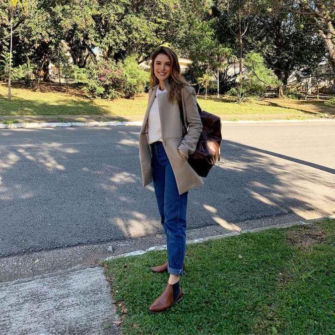 A apresentadora Rafa Brites criou uma composição estilosa com a calça jeans dobrada e sua bota marrom de cano curto. O modelo é atemporal e vale para várias produções!(foto: Instagram/Reprodução ) A apresentadora Rafa Brites criou uma composição estilosa com a calça jeans dobrada e sua bota marrom de cano curto. O modelo é atemporal e vale para várias produções!(foto: Instagram/Reprodução )