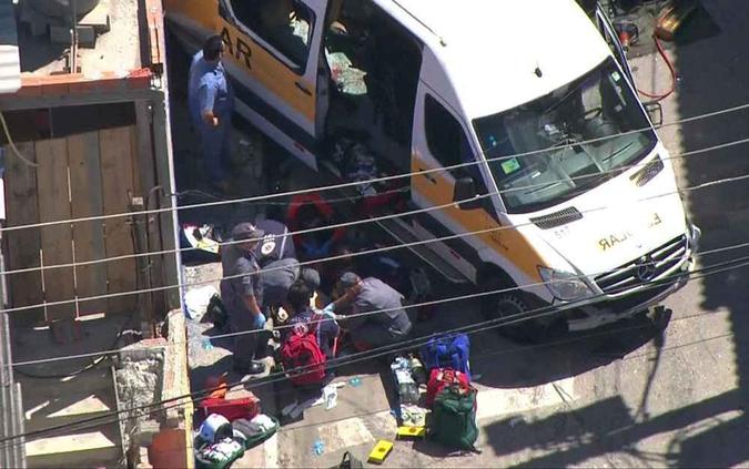 Paramédicos fazem massagem cardíaca em vítima de acidente em Carapicuíba (foto: TV Globo/Reprodução ) Paramédicos fazem massagem cardíaca em vítima de acidente em Carapicuíba (foto: TV Globo/Reprodução )