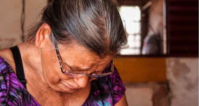 'Meu filho me visitava a cada 15 dias. Sempre que chega o dia de ele vir, eu desabo. Se vejo um carro parecido com o dele na rua, sofro' Luzia de Arruda, moradora do Novo Gama(foto: Arthur Menescal/Esp. CB/D.A Press) 'Meu filho me visitava a cada 15 dias. Sempre que chega o dia de ele vir, eu desabo. Se vejo um carro parecido com o dele na rua, sofro' Luzia de Arruda, moradora do Novo Gama(foto: Arthur Menescal/Esp. CB/D.A Press)