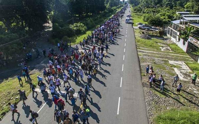 Milhares de migrantes de Honduras se dirigem em caravana para os EUA (foto: PEDRO PARDO / AFP) Milhares de migrantes de Honduras se dirigem em caravana para os EUA (foto: PEDRO PARDO / AFP)