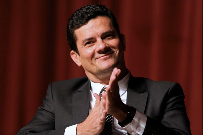 Moro, ao tomar conhecimento da decisão de soltura do ex-presidente, mesmo estando de recesso, disse que Favreto não tinha competência para liberar Lula (foto: Heuler Andrey/AFP) Moro, ao tomar conhecimento da decisão de soltura do ex-presidente, mesmo estando de recesso, disse que Favreto não tinha competência para liberar Lula (foto: Heuler Andrey/AFP)