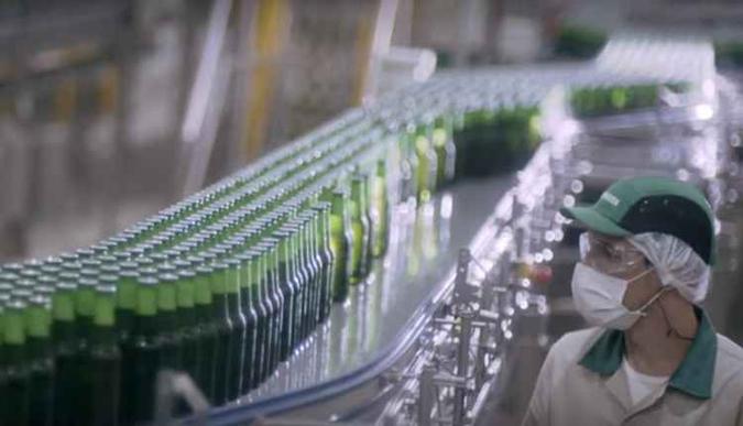 Linha de produção da Heineken(foto: Heineken/Reprodução YouTube) Linha de produção da Heineken(foto: Heineken/Reprodução YouTube)