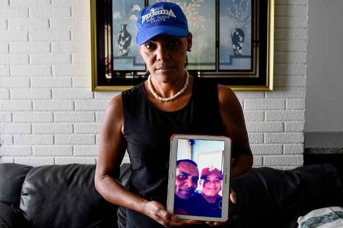 A vida de Yamileth Marcano, professora de 46 anos, virou de cabeça pra baixo há dois anos, quando seu irmão foi assassinado ao sair da oficina onde trabalhava(foto: AFP) A vida de Yamileth Marcano, professora de 46 anos, virou de cabeça pra baixo há dois anos, quando seu irmão foi assassinado ao sair da oficina onde trabalhava(foto: AFP)