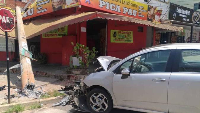 Um dos carros bateu em um poste, que acabou caindo sobre lanchonete(foto: Divulgação/PM) Um dos carros bateu em um poste, que acabou caindo sobre lanchonete(foto: Divulgação/PM)