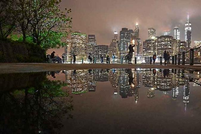 No skyline, a beleza dos prédios, a iluminação brilhante das noites, a inconfundível silhueta da ponte no Brooklin e o movimento das ruas convidam para passeios em todas as horas do dia. (foto: Hector Retamal/AFP - 16/5/18) No skyline, a beleza dos prédios, a iluminação brilhante das noites, a inconfundível silhueta da ponte no Brooklin e o movimento das ruas convidam para passeios em todas as horas do dia. (foto: Hector Retamal/AFP - 16/5/18)