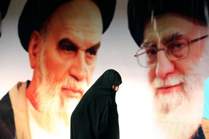 O líder religioso supremo, o aiatolá Ali Khamenei, lado a lado com o antecessor e inspirador da revolução de 1979: transição à vista em período de desafios na frente externa(foto: Atta Kenare/AFP - 1/2/15) O líder religioso supremo, o aiatolá Ali Khamenei, lado a lado com o antecessor e inspirador da revolução de 1979: transição à vista em período de desafios na frente externa(foto: Atta Kenare/AFP - 1/2/15)