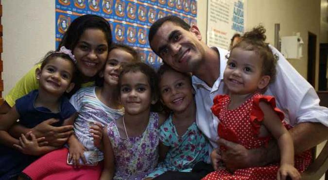 Alanna e a família: feriado com todos reunidos para orar e brincar (foto: Luis Nova/Esp. CB/D.A Press) Alanna e a família: feriado com todos reunidos para orar e brincar (foto: Luis Nova/Esp. CB/D.A Press)