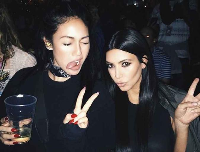 Kim Kardashian e a assistente Stephanie Shepherd (esquerda) curtem festa juntas e posam para foto (foto: Instagram/Reprodução) Kim Kardashian e a assistente Stephanie Shepherd (esquerda) curtem festa juntas e posam para foto (foto: Instagram/Reprodução)