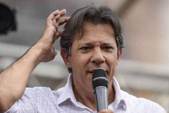 Haddad falou rapidamente à imprensa ao chegar à Fiocruz(foto: Douglas Magno/AFP) Haddad falou rapidamente à imprensa ao chegar à Fiocruz(foto: Douglas Magno/AFP)
