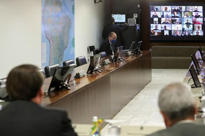 Na reunião remota com empresários, Bolsonaro pregou que ''nós devemos buscar cada vez mais rápido abrir o mercado'' e disse que o Brasil está em ''guerra''(foto: Marcos Correa/PR) Na reunião remota com empresários, Bolsonaro pregou que ''nós devemos buscar cada vez mais rápido abrir o mercado'' e disse que o Brasil está em ''guerra''(foto: Marcos Correa/PR)