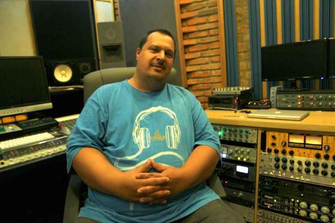 Mesmo com mais de 125 discos produzidos, o DJ Raffa precisa dar aulas de audiovisual para completar a renda(foto: Arquivo pessoal) Mesmo com mais de 125 discos produzidos, o DJ Raffa precisa dar aulas de audiovisual para completar a renda(foto: Arquivo pessoal)