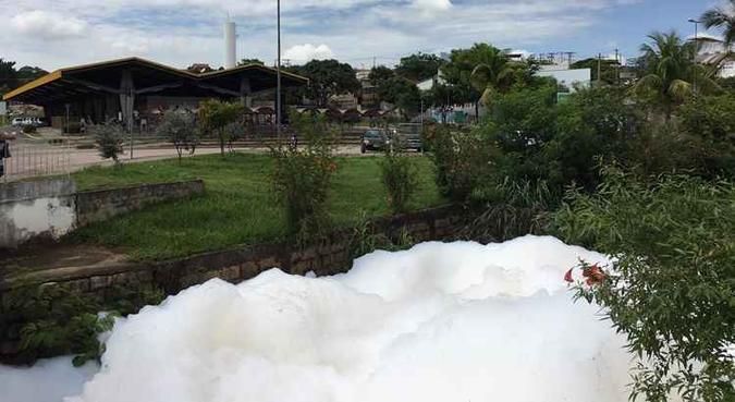 Funcionários da prefeitura usaram caminhões-pipa para lançar água e diluir a espuma(foto: Prefeitura de Saltos/Divulgação) Funcionários da prefeitura usaram caminhões-pipa para lançar água e diluir a espuma(foto: Prefeitura de Saltos/Divulgação)