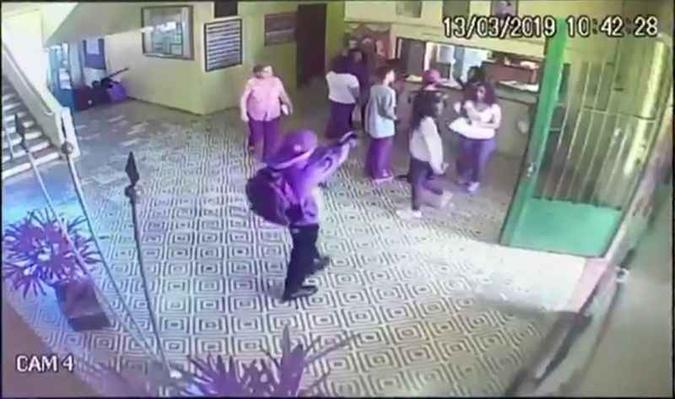 Momento exato em que um dos assassinos da escola de Suzano (SP) começa a atirar nas pessoas dentro da escola(foto: Câmera de segurança) Momento exato em que um dos assassinos da escola de Suzano (SP) começa a atirar nas pessoas dentro da escola(foto: Câmera de segurança)