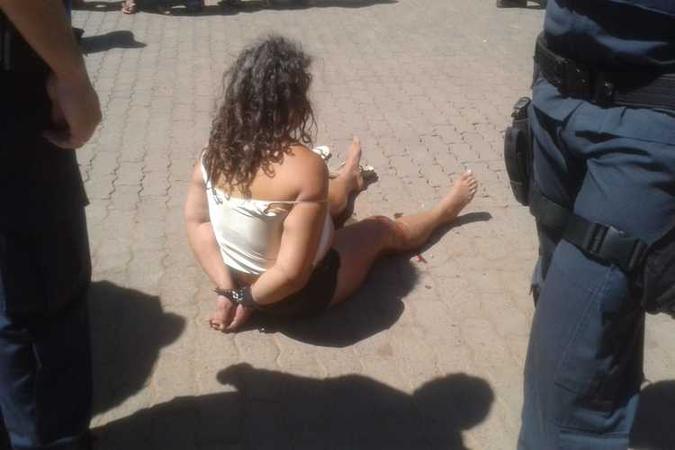 Mulher foi atingida na perna direita e levada ao Hospital de Base sob escolta(foto: Reprodução/WhatsApp) Mulher foi atingida na perna direita e levada ao Hospital de Base sob escolta(foto: Reprodução/WhatsApp)
