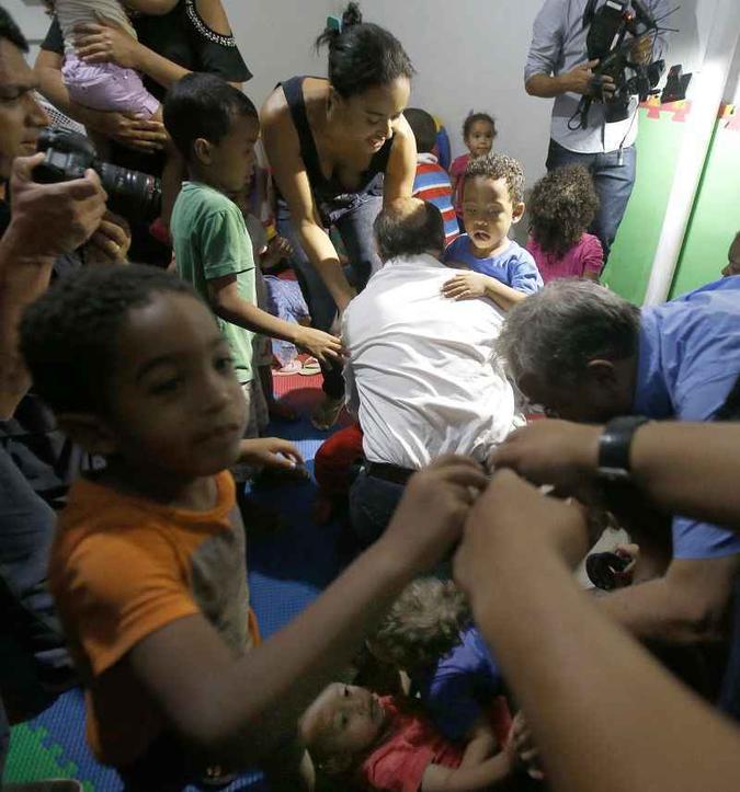 Numa creche na Cidade Estrutural, Alckmin perdeu o equilíbrio e caiu de joelhos, mas ninguém se machucou(foto: Dida Sampaio/Estadão Conteúdo ) Numa creche na Cidade Estrutural, Alckmin perdeu o equilíbrio e caiu de joelhos, mas ninguém se machucou(foto: Dida Sampaio/Estadão Conteúdo )